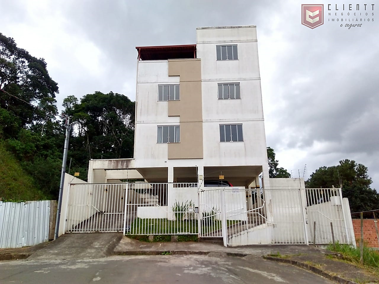 Casa 4 quartos para venda no bairro São Pedro em Juiz de Fora, MG Casa 4 quartos para venda no bairro São Pedro em Juiz de Fora, MG