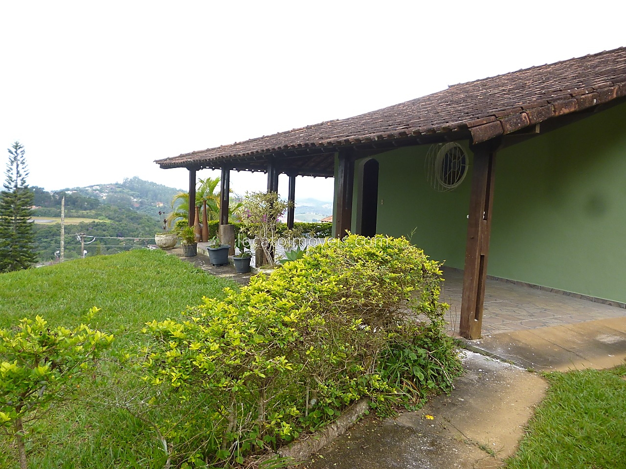 CASA ESTILO GRANJA COM APROXIMADAMENTE 1800 M²